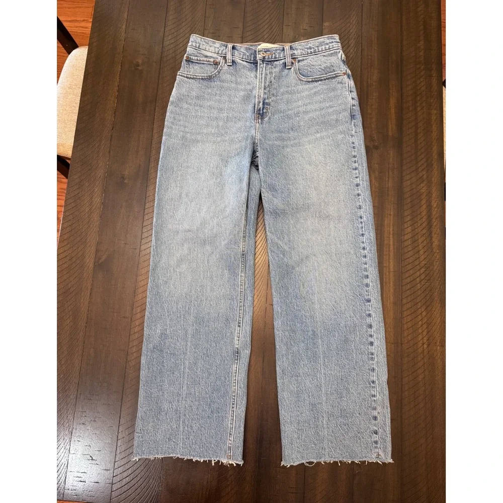 Abercrombie & Fitch 90s Relaxed High Rise Wide Leg Jean Light Wash Raw Hem 29 8S
